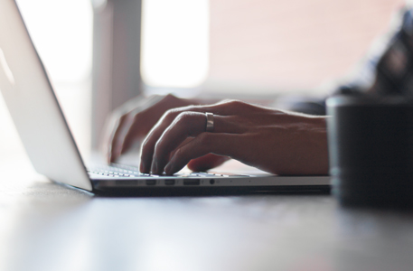 Foto zu Beitrag Website selbst erstellen ? Abbildung: Hände auf Tastatur eines Laptops