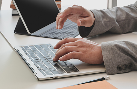 Schreiben auf einem Laptop